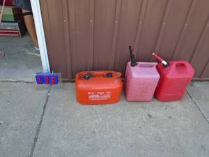 Qty of 3 gas cans. As shown.