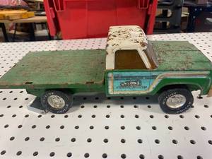 lot 34 image: Nylint Farms Vintage Truck