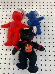 lot 43 image: Sosa, Erstad, Celebrity Bears