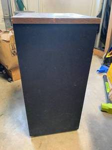 lot 70 image: Speaker 28 Inch Tall