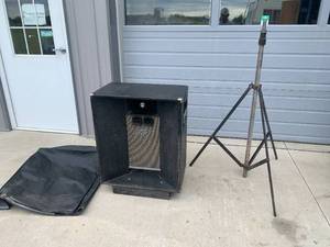 lot 83 image: Peavey 115HT Keyboard PA Speaker with Stand & Slip Cover