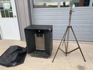 lot 84 image: Peavey 115HT Keyboard PA Speaker with Stand & Slip Cover