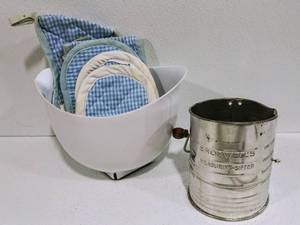 Vintage Bromwells 5 cup Measuring Sifter, 4 Qt Mixing Bowl & Oven Mitts