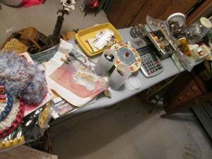 lot 7 image: Large collection of buttons and oth...