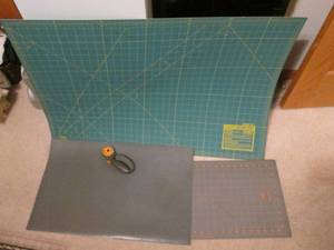 lot 8 image: Rotary cutting mats and cutter...