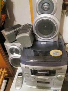 lot 10 image: Audiovox stereo with 5 disc changer...