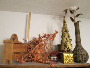 lot 13 image: Lot of decorations...