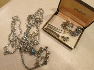 lot 27 image: Costume jewelry set...