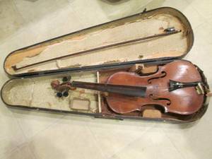 lot 32 image: Very old violin in pieces...