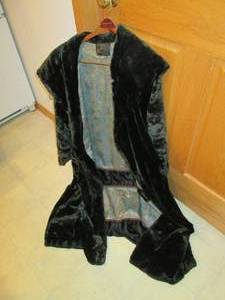 lot 34 image: Vintage faux fur coat...