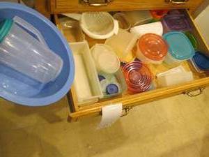lot 40 image: Drawer of Tupperware and more...
