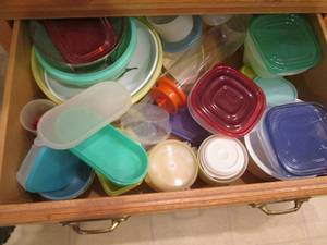 lot 42 image: Drawer of Tupperware serving Ware a...