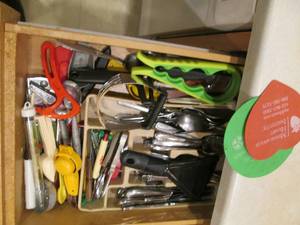 lot 43 image: Drawer full of kitchen urinsels...