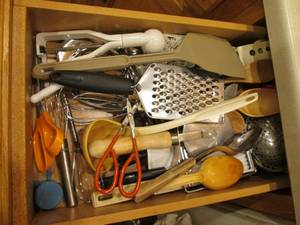 lot 45 image: Drawer of kitchen utinsels...