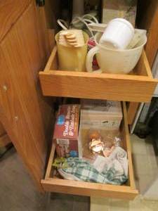 lot 46 image: Lot of measuring cups, rosettes and...