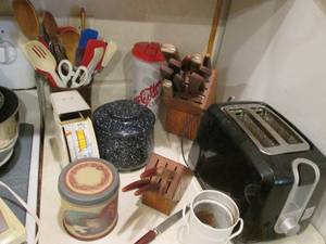 lot 48 image: Knives, scale utinsels and more...