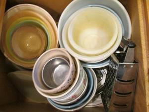 lot 50 image: Lot of bowls, grater and more...