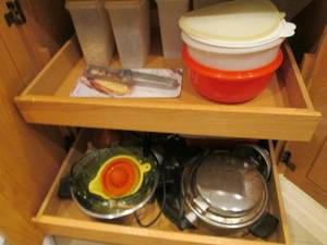 lot 52 image: Lot of cooking and serving ware...