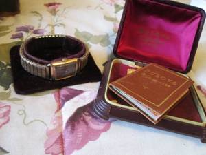 lot 71 image: Bulova watch...