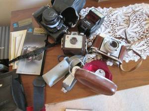 lot 72 image: Lot of vintage cameras and photogra...
