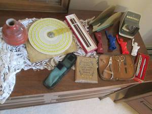 lot 73 image: Lot of vintage and decorative items...