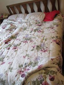 lot 80 image: Queen size bed...