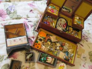 lot 84 image: Jewelry box with jewlery...