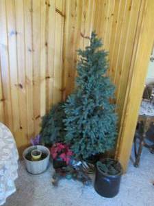 lot 118 image: Christmas corner lot includes 64 p...