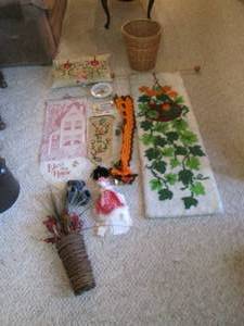 lot 120 image: Wicker basket, wall decor and more ...