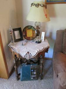 lot 121 image: End table 27.527.529, 26 gl...