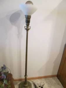 lot 126 image: 60.5 Vintage heavy duty floor lamp...