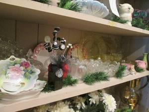 lot 128 image: Shelf of vintage glassware (see pho...