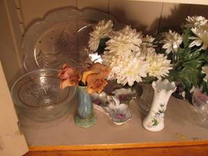 lot 129 image: 4 Thomas Kinkade coffee mugs, antiq...