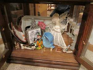 lot 135 image: Decorative owl and pikes peak plate...