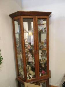 lot 136 image: Beautiful lighted Curio Cabinet 35...