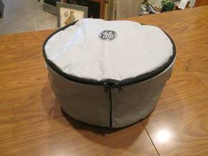 lot 145 image: GE 4.5qt slow cooker with insulated...