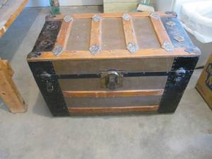 lot 164 image: Antique trunk 281518...