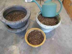 lot 172 image: 4 large flower pots and plastic wat...