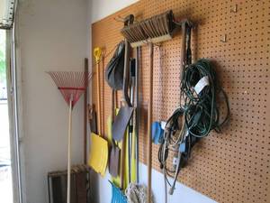 lot 190 image: Rakes, shovels, brooms, extension c...