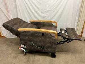 MOBILE MEDICAL RECLINER GERI CHAIR WITH WOOD GRAIN LAMINATE ARMS AND EXTENDING FOOTREST - ARMS HAVE WEAR BUT OTHERWISE GREAT CONDITION