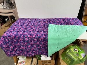 lot 1 image: Vintage Handmade Quilt