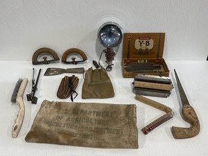 lot 7 image: Vintage Items