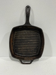 lot 39 image: Cast Iron Skillet