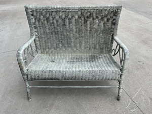 lot 47 image: Vintage Wicker Loveseat