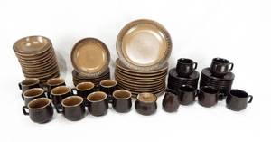 lot 43 image: Vintage 1968 Red Wing Pottery Hearthstone Dinner Place Settings