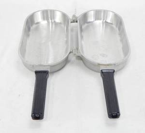 lot 74 image: Vintage Guardian Service Duplex Omelet Pan