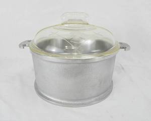lot 77 image: Vintage Guardian Service 4 Quart Straight Side Pot with Cover