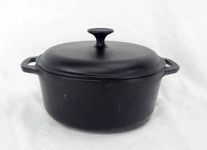 lot 15 image: Chefmate Cast Iron Dutch Oven