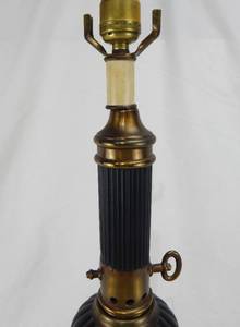 lot 41 image: Vintage Brass Table Lamp
