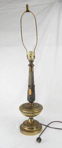 lot 40 image: Vintage Brass Table Lamp